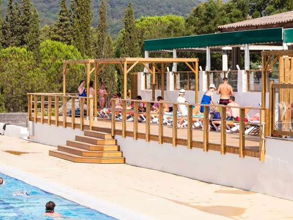 Sonnenliegen am Pool auf dem Campingplatz Roan Domaine Naïades.