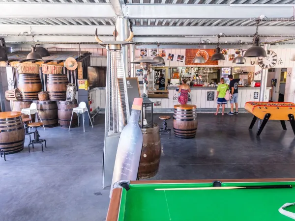 Een bar op Roan camping Méditerranée.