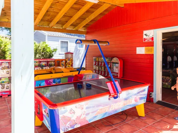 Airhockey spielen auf dem Campingplatz Roan Méditerranée.