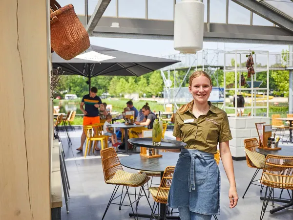 Terrasse von Roan camping Terspegelt.