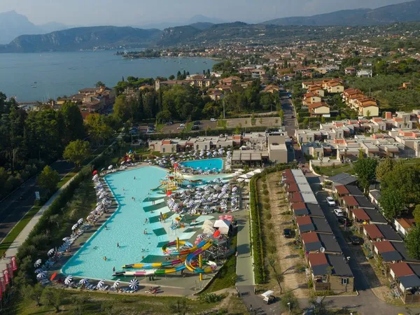 Übersicht über einige Roan-Unterkünfte und den Pool auf dem Roan-Campingplatz Cisano San Vito.