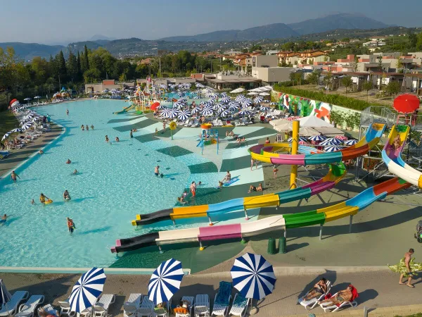 Poolanlage mit Rutschen und Wasserspielgeräten auf dem Campingplatz Roan in Cisano San Vito.