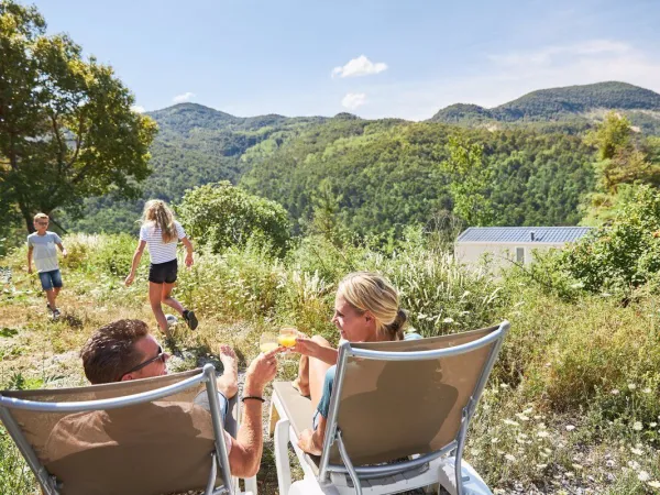 Erholen Sie sich in der Sonne in der Nähe des Roan-Campingplatzes Les Collines.