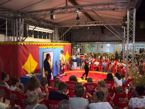 Kindershow auf dem Roan-Campingplatz Lido Verbano.