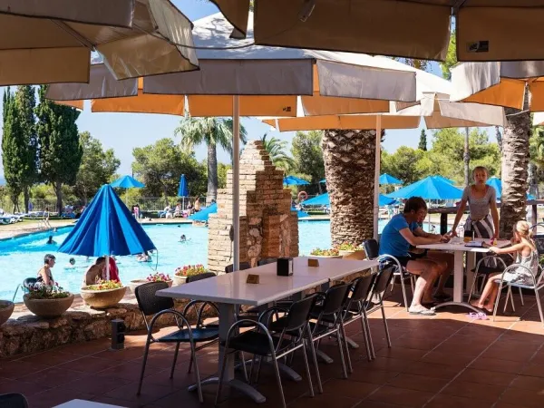 Terrasse am Pool des Campingplatzes Roan Vilanova Park.