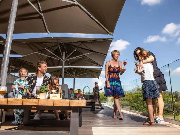 Die Lounge-Terrasse des Restaurants auf dem Roan-Campingplatz De Schatberg.