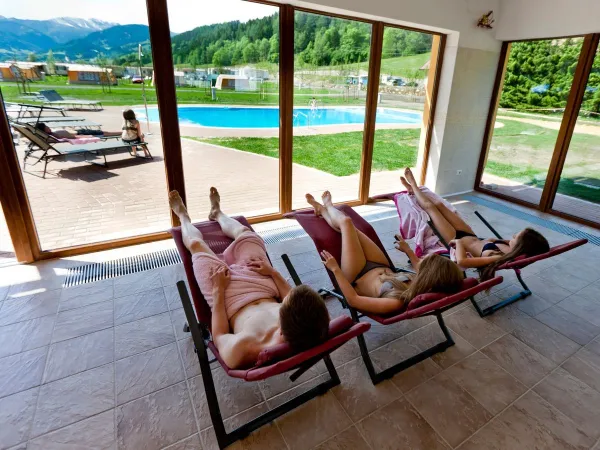 Sonnenliegen am Pool auf dem Roan Camping Bella Austria.