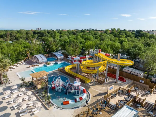 Überblick über den Wasserpark des Campingplatzes Roan La Chapelle.