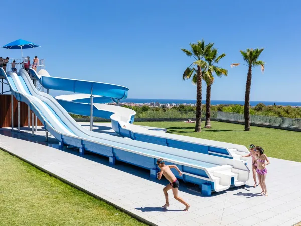 Wasserrutschen auf dem Campingplatz Vilanova Park in Roan.