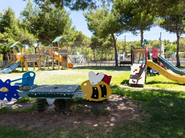 Ein Spielplatz auf dem Campingplatz Vilanova Park in Roan.