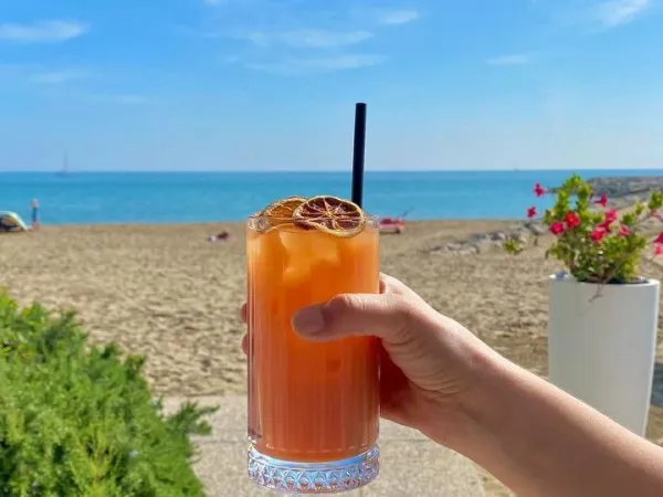 Cocktail am Strand auf dem Campingplatz Roan Union Lido Mare.