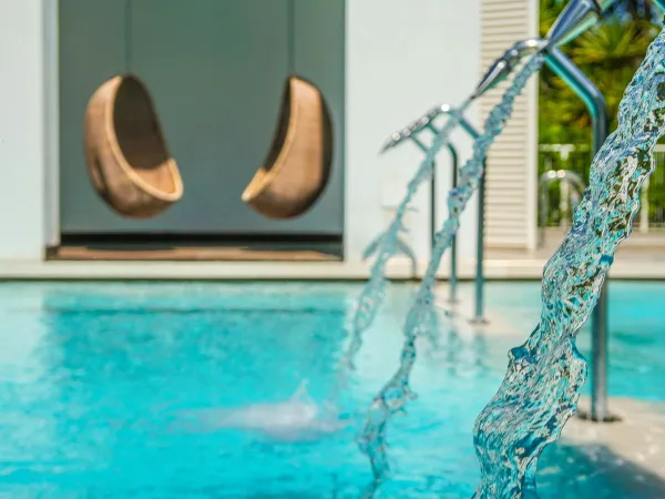 Hängesessel am Pool auf dem Campingplatz Roan Union Lido Mare.