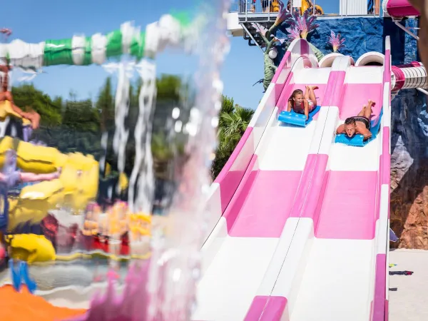 Spektakuläre Rutschen auf dem Campingplatz Union Lido Mare in Roan.