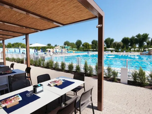 Terrasse neben dem Pool auf dem Campingplatz Roan Marina Di Venezia.