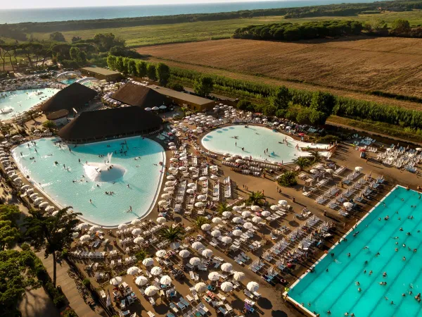 Überblick über den Poolkomplex auf dem Roan Camping hu Park Albatros village.