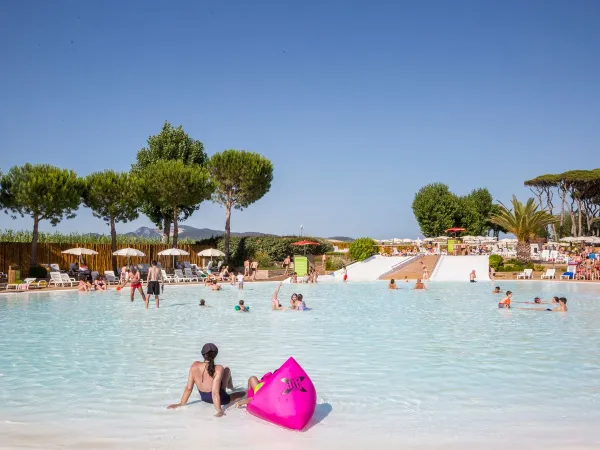 Lagunen-Pool auf dem Roan Camping hu Park Albatros village.