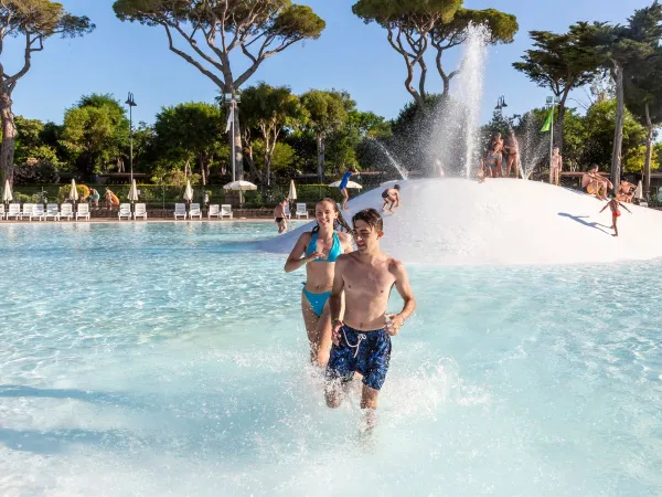 Kinder rennen durch den Lagunenpool auf dem Roan Camping hu Park Albatros Village.