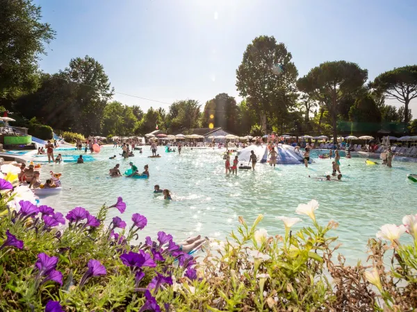 Lagunenpool mit weichem Boden auf dem Roan Camping Altomincio.