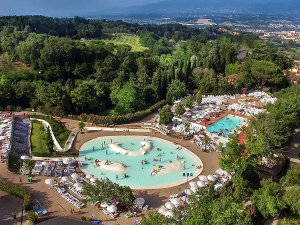 Übersicht Schwimmbad Roan camping Norcenni Girasole.