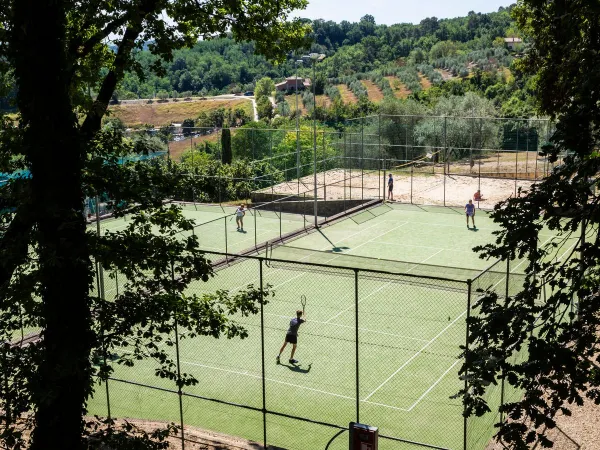 Tennisplätze auf dem Campingplatz Roan Norcenni Girasole.