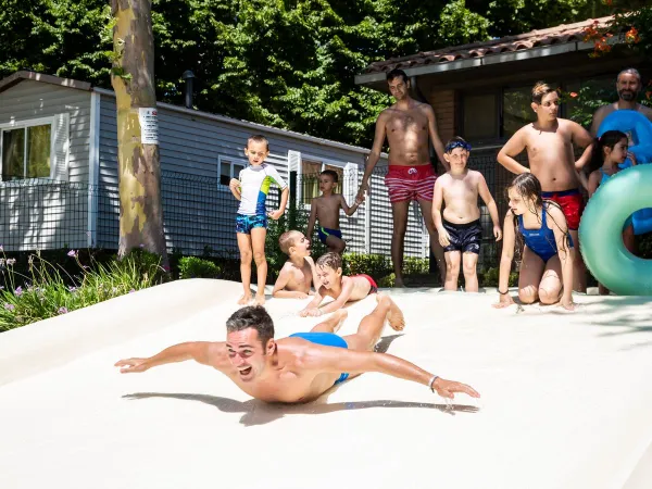Sliding Boy auf dem Campingplatz Roan hu I Pini village.