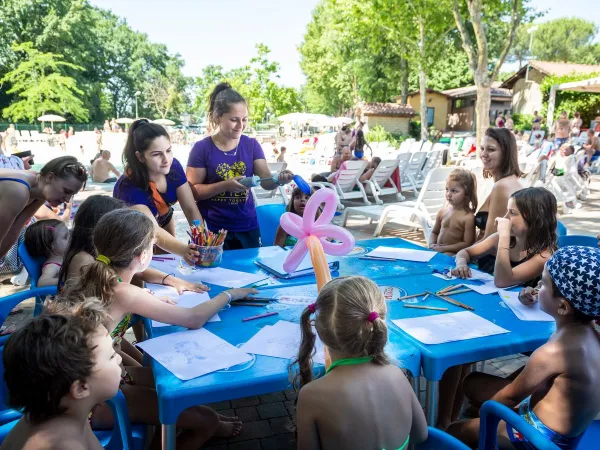 Kinderanimation auf dem Campingplatz Roan hu I Pini village.