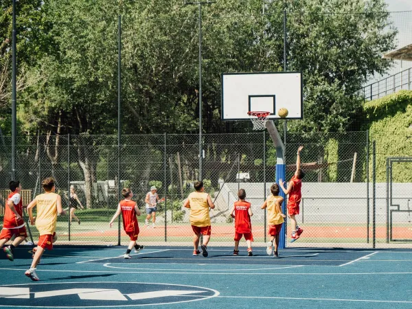 Basketballplatz auf dem Campingplatz Roan Mediterraneo.