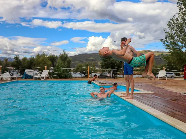 Jugendliche spielen im Pool auf dem Campingplatz Roan Karin.