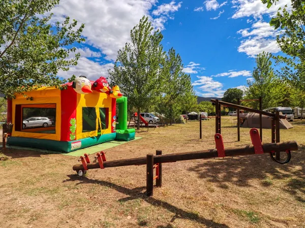 Spielplatz mit Unterhaltungsgeräten auf dem Campingplatz Roan Karin.