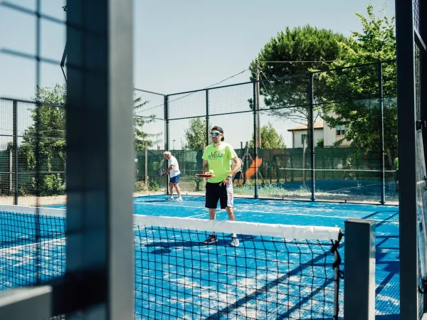 Padel auf dem Campingplatz Roan Mediterraneo.