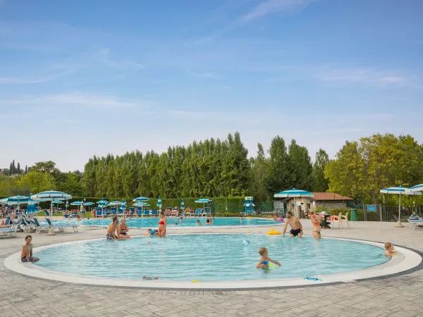 Lebendiges Schwimmbad auf dem Campingplatz Roan Piantelle.