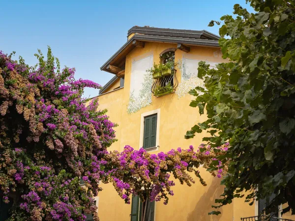 Schönes Gebäude in Sirmione in der Nähe des Roan-Camping La Rocca Manerba.