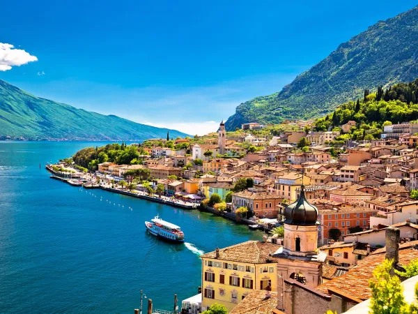 Blick über Limone Sul Garda in der Nähe des Roan-Campingplatzes La Rocca Manerba.