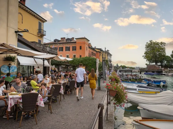 Gemütliche Terrassen in Peschiera del Garda auf dem Roan Camping Butterfly.