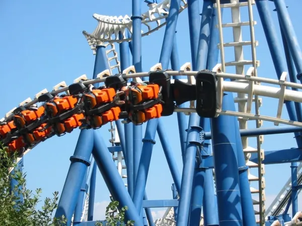 Eine Achterbahn im Gardaland bei Roan Camping Butterfly.