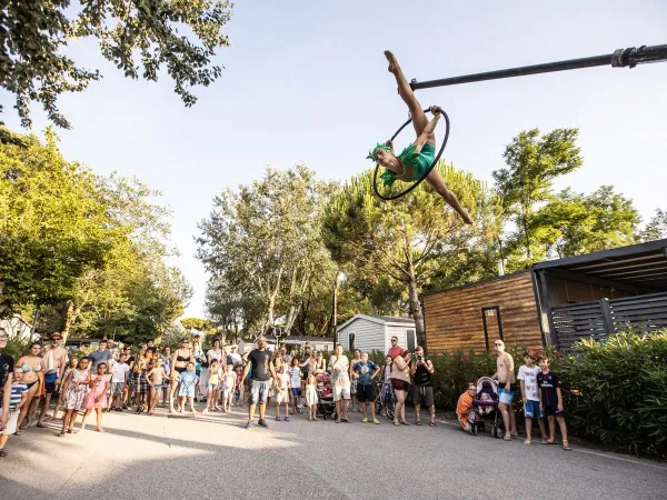 Akrobatik-Show auf dem Roan Campingplatz Adriano Village.