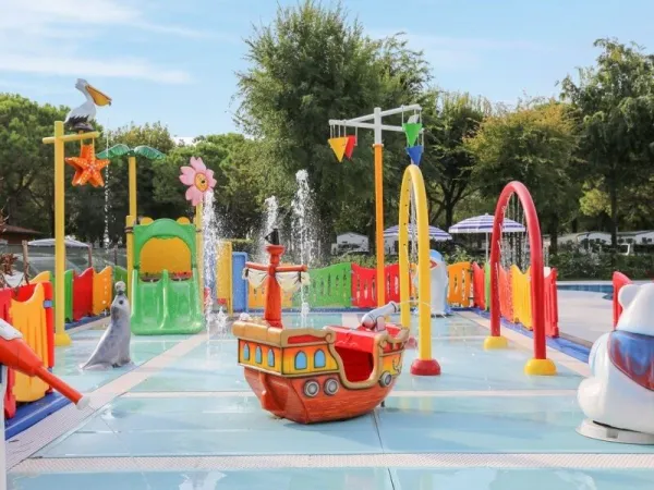 Wasserspielplatz für Kinder auf dem Campingplatz Roan Sant Angelo.