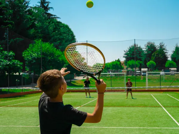 Tennis auf dem Roan-Campingplatz Lido Verbano.