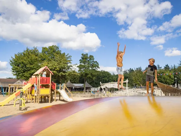 Hüpfburg auf dem Roan-Campingplatz Marvilla Parks Kaatsheuvel.