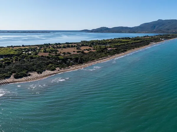 Drohnenaufnahme vom Strand des Campingplatzes Orbetello.