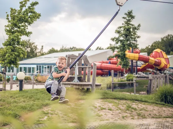 Spaß auf dem Spielplatz, Rutschen in der Seilbahn auf dem Roan Camping Ackersate.