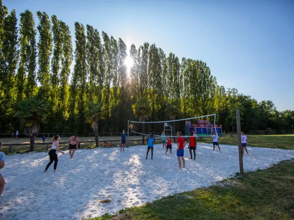 Beachvolleyball auf dem Campingplatz Roan Château de Fonrives.