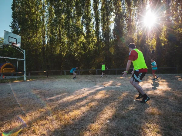 Fußballspielen auf dem Multisportplatz des Campingplatzes Roan Château de Fonrives.