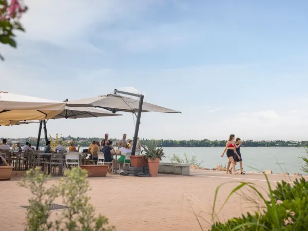 Terrasse am Wasser auf dem Campingplatz Roan Del Garda.