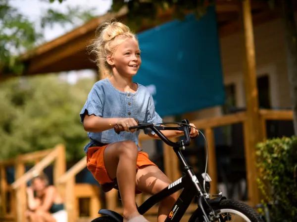 Kostenlose Roan-Kinderfahrräder für Kinder bis zu 6 Jahren auf dem Campingplatz Domaine de la Yole.