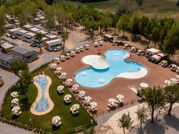Schwimmbad und Wasserpark auf dem Roan Camping Rimini Family Village.