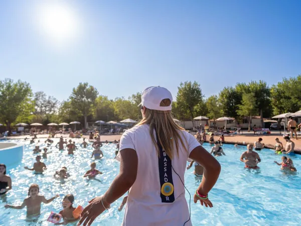 Unterhaltung am Pool im Roan Camping Rimini Family Village.