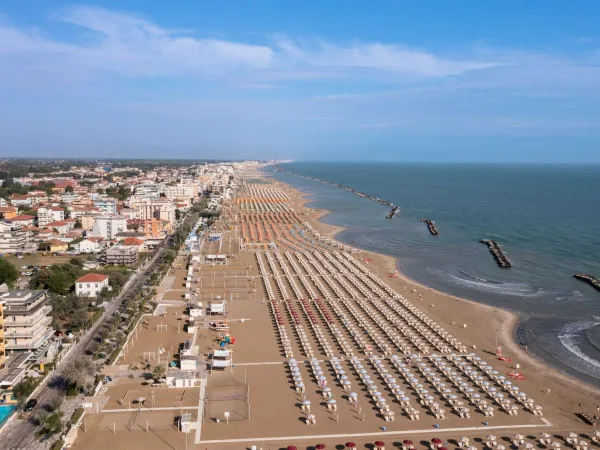 Überblick über die Küstenlinie mit Sandstrand auf dem Campingplatz Roan Rimini Family Village.