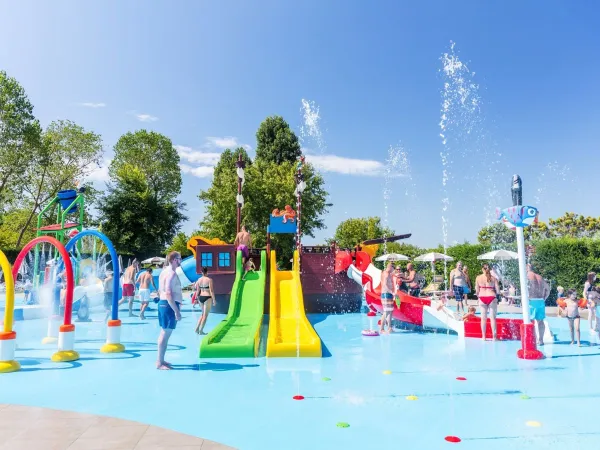 Kinderbecken mit Gegenständen auf dem Roan Camping San Francesco.