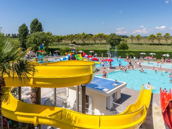 Übersicht Rutschen mit Pool auf dem Roan Campingplatz San Francesco.